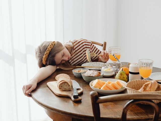 Étude révèle l&rsquo;impact du sommeil perturbé sur l&rsquo;alimentation de couple